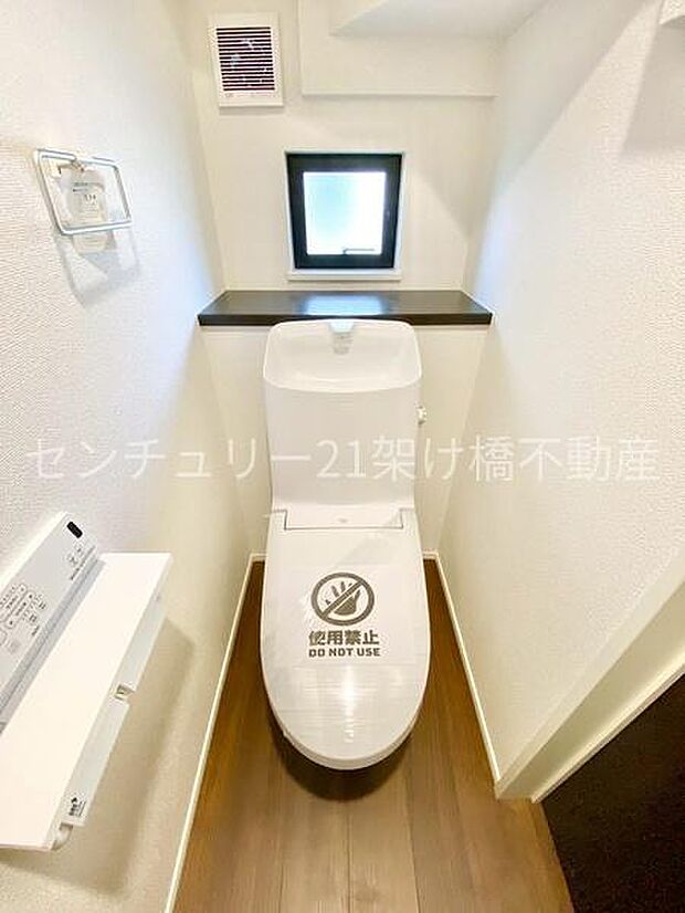 【1階 トイレ】温水洗浄便座で快適にお使いいただけます。