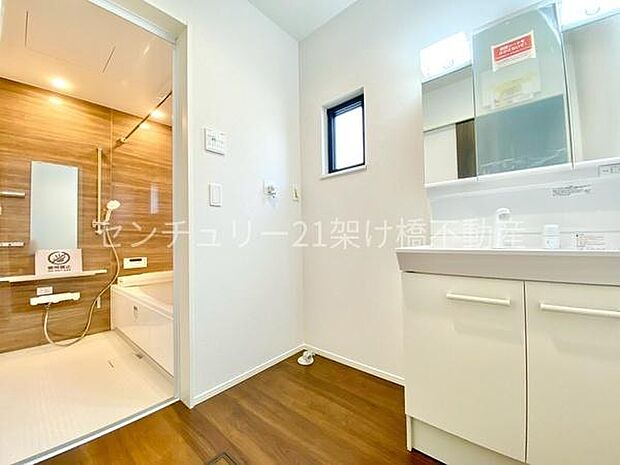 【洗面室】三面鏡の洗面台付きです♪