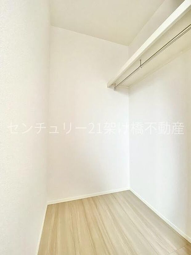 【2階 洋室 6.5帖】ウォークインクローゼット季節物の収納も安心です♪