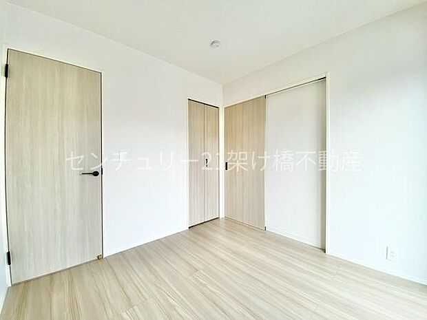 【LDK横 洋室 4.5帖】玄関から他のお部屋を通らず入れる2WAY入口のため、急な来客時にも安心です◎