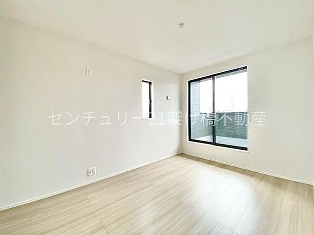 【2階 洋室 6.5帖】広々としたこちらの洋室は南向きで明るく、ウォークインクローゼット付きで主寝室におすすめ♪