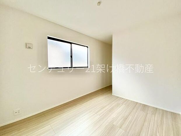 【2階 北側洋室 5.2帖】こちらの洋室もウォークインクローゼット付きです♪