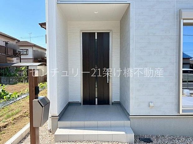 【玄関】屋根付きで雨の日にも安心です◎