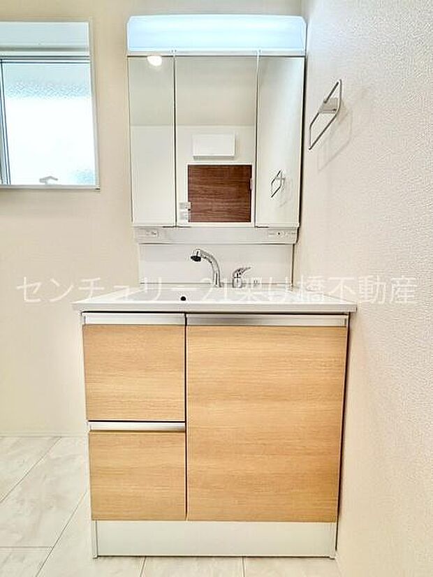 【洗面室】収納つきの独立洗面台となっております♪
