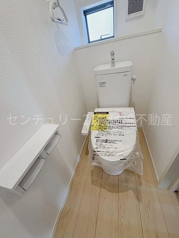 【1階 トイレ】温水洗浄便座で快適にお使いいただけます。
