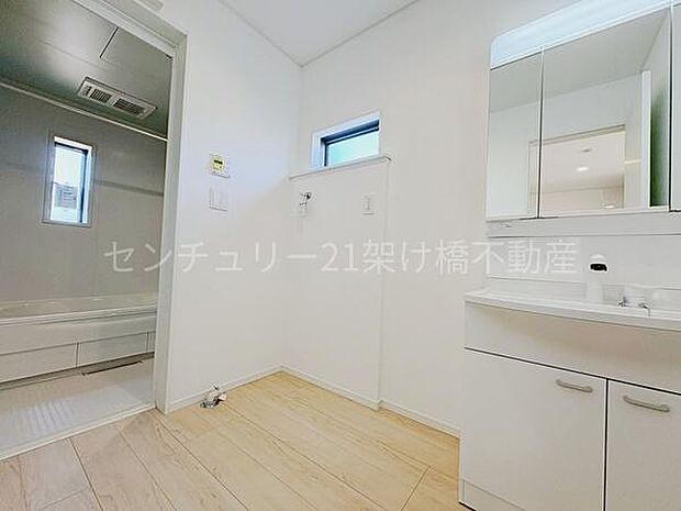 【洗面所】独立洗面台となっております。ストックなどを収納するのに便利な収納あり
