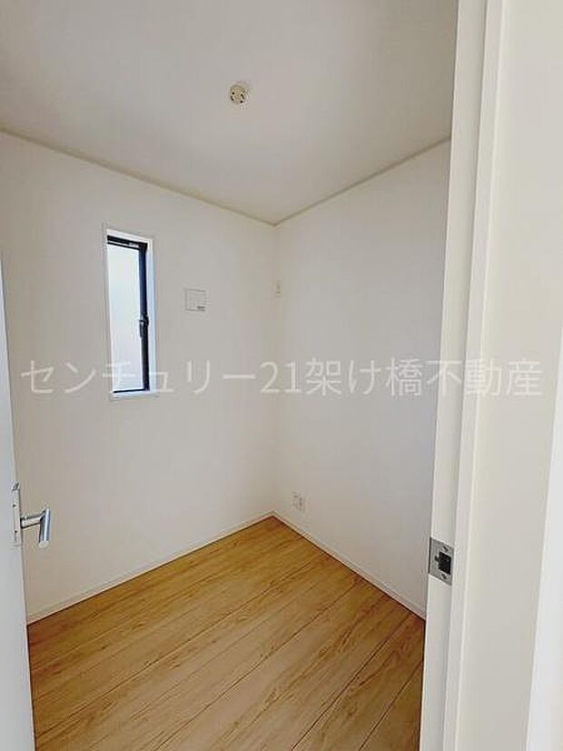 【2階 洋室 8帖】テレワークルーム書斎や、趣味のお部屋、納戸としてもお使いいただけます。