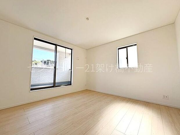 【2階 洋室 8帖】別角度全室2面採光で明るいです♪