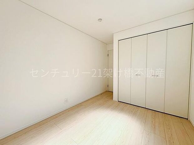 【2階 南西側 洋室 5.7帖】同じ大きさのお部屋を2部屋ご用意しております。クローゼット付きで子供部屋にもおすすめ!