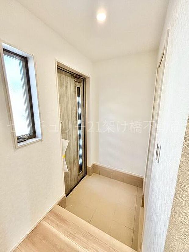 【玄関】採光面があり、明るい玄関です。