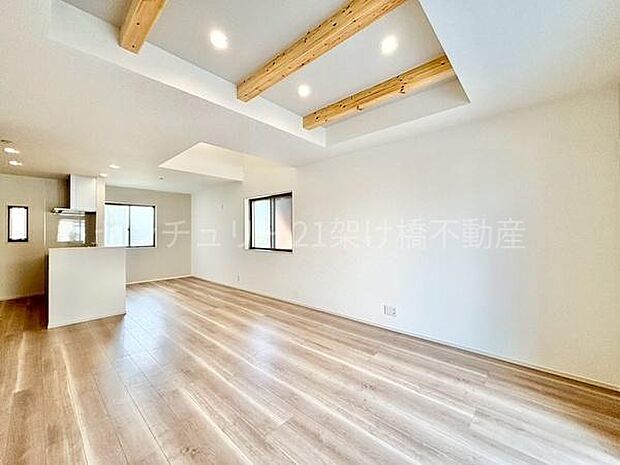 【LDK 20帖】南向き三面採光・吹抜け・お洒落な梁見せ天井で明るく開放感のあるLDK♪