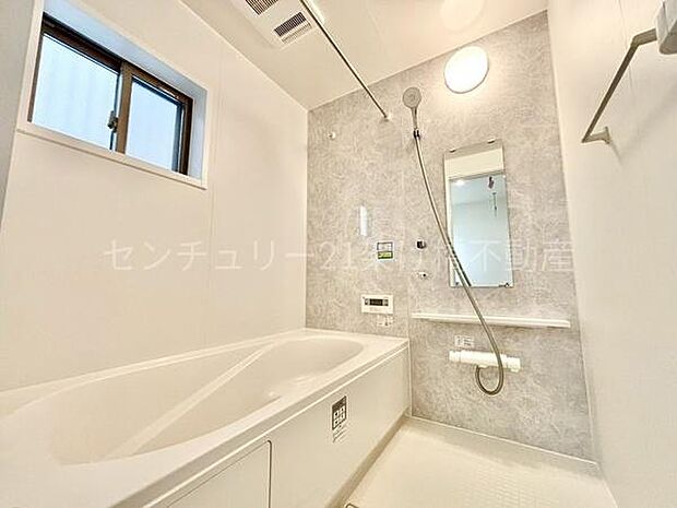 【浴室】浴室乾燥暖房機付きです。雨の日の洗濯物の乾燥やヒートショック対策としてもお使い頂けます。