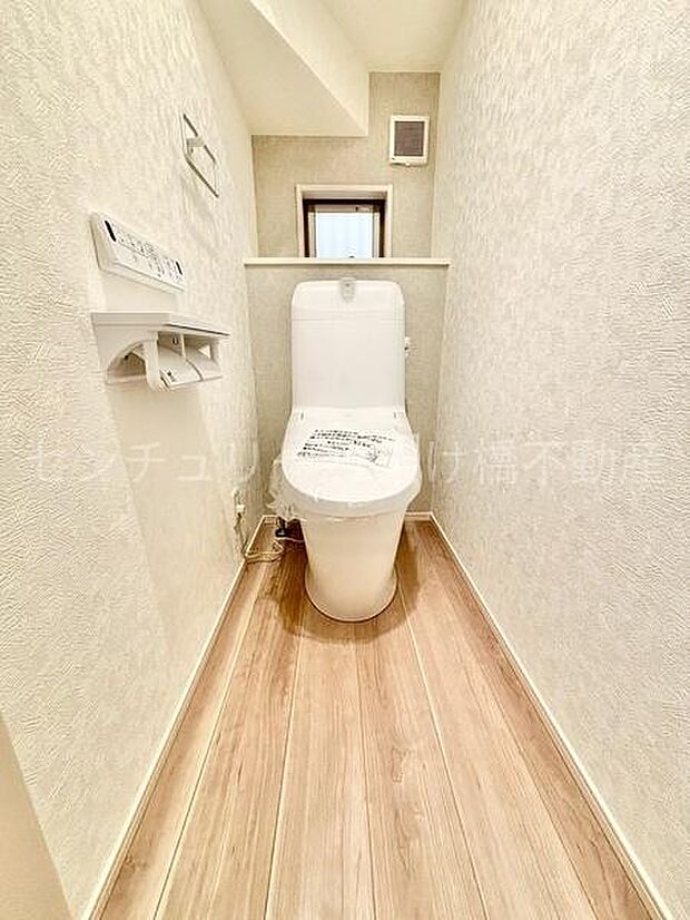 【1階 トイレ】温水洗浄便座で快適にお使いいただけます。