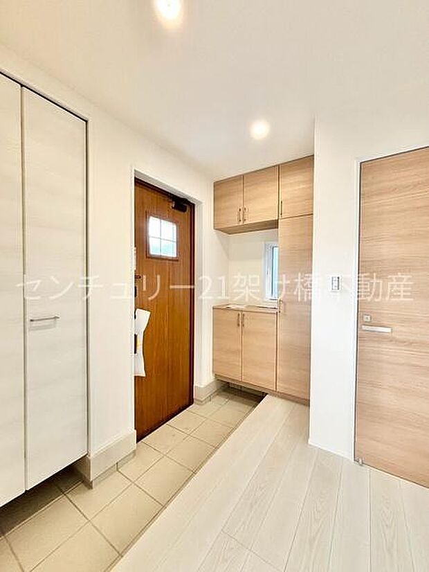 【玄関】飾り棚付きシューズボックス&土間収納付きで広々と使える玄関です◎