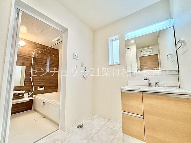 【洗面所】独立洗面台となっております。ストックなどを収納するのに便利な収納あり◎