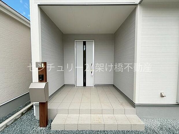 【玄関】屋根付きで雨の日にも安心です◎