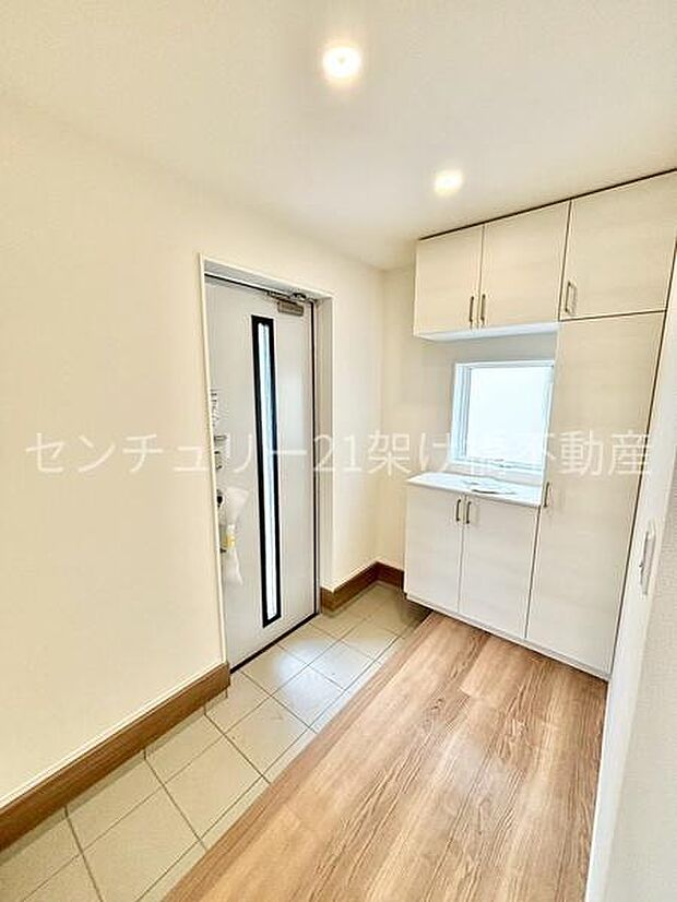 【玄関】飾り棚つきシューズボックス♪採光面があり、明るい玄関です。