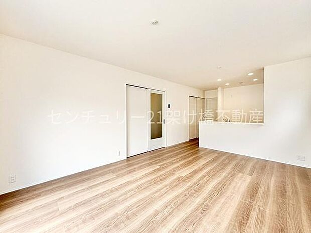 【LDK 16帖】お料理をしながらリビングを見渡せる人気の縦型LDK。