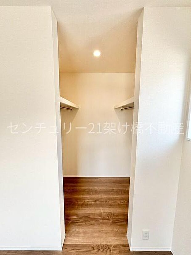 【2階 洋室 7帖】ウォークインクローゼット左右で分けてご夫婦でお使いいただくことも出来ます◎