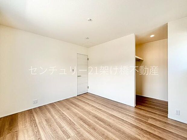 【2階 洋室 7帖】広々としたこちらの洋室は主寝室におすすめ♪ウォークインクローゼット付きで季節物の収納も安心です♪