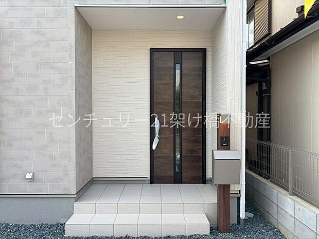 【玄関】屋根付きで雨の日にも安心です。