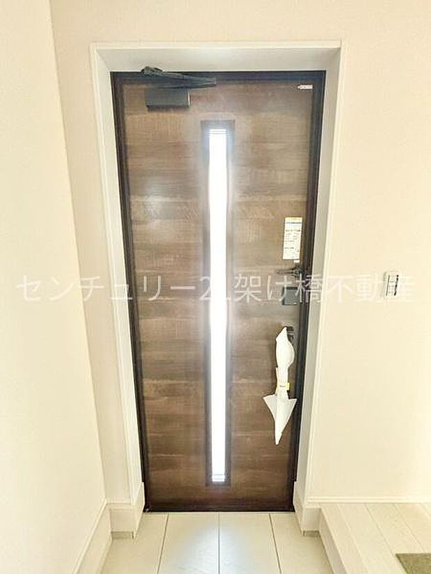 【玄関】採光面があり、明るい玄関です。