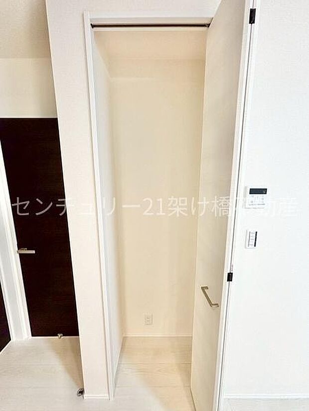 【キッチン収納】パントリーとしてもお使いいただけます。食料品のストックは勿論、普段使わない調理家電なども収納可能です!
