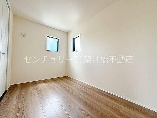 【LDK横　洋室5帖】キッチン横の洋室は、お子様のお昼寝やお勉強スペースとしてもお使いいただけます◎
