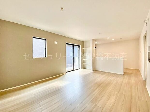 【LDK 16帖】お料理をしながらリビングを見渡せる人気の縦型LDK。隣接する洋室をあければ20帖超えの大空間!