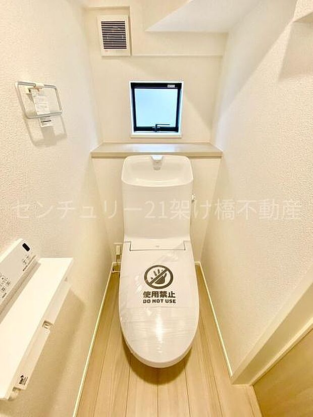 【1階 トイレ】温水洗浄便座で快適にお使いいただけます。