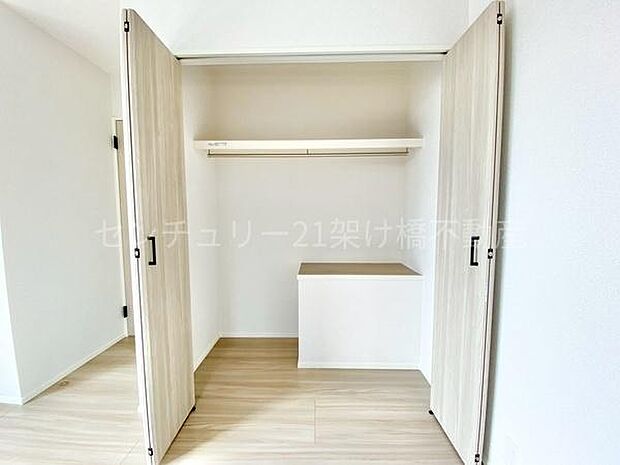 【2階 洋室 8.5帖】クローゼット上段棚つきで寝具なども収納可能です。