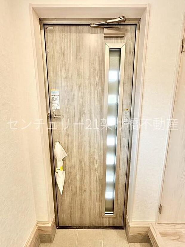 【玄関】採光面があり、明るい玄関です。