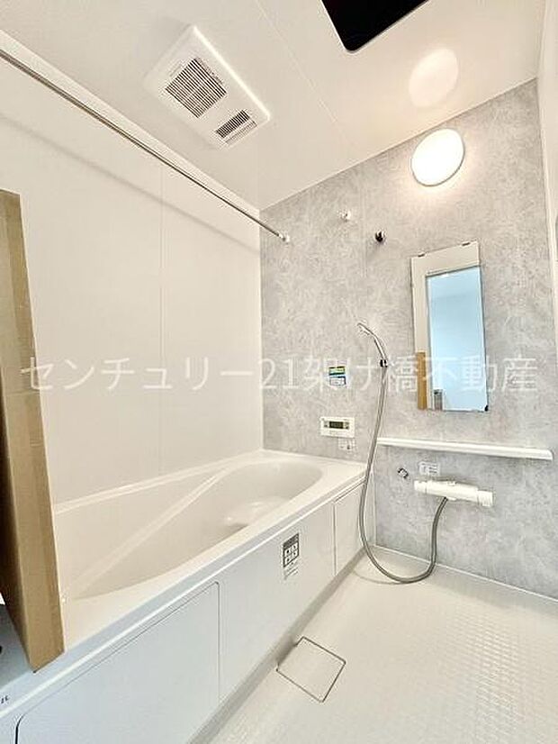【浴室】すっきりとしたバスルームはお掃除も楽々