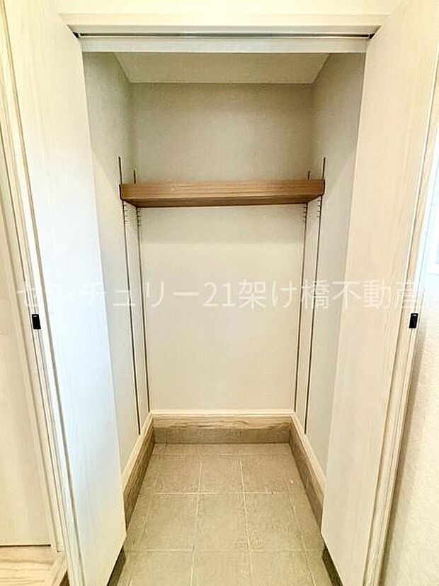 【土間収納】土汚れの気になるアウトドア用品なども収納可能です。
