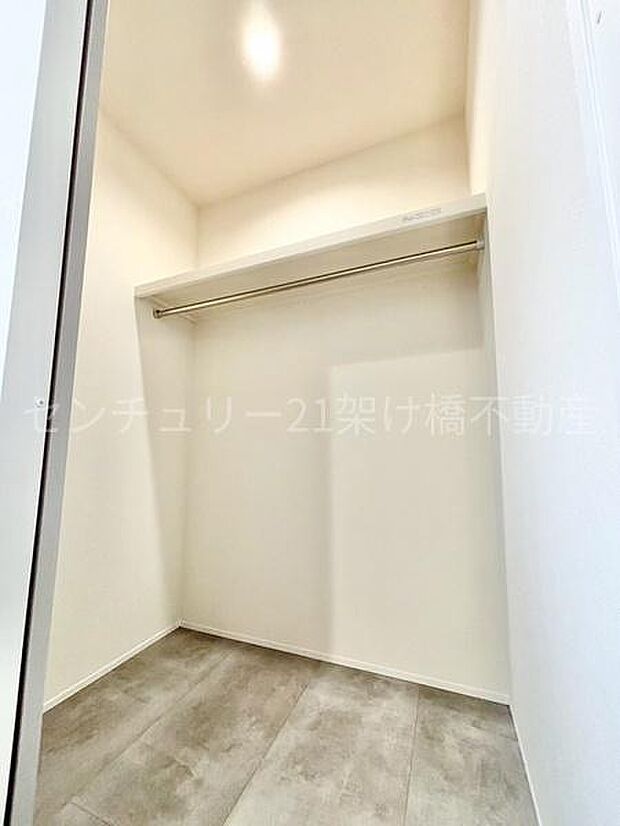 【1階　ファミリークローゼット】洗面所横にある大容量のファミリークローゼット。家族みんなの衣類が収納可能です◎