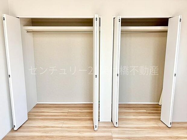 【2階　洋室　8.0帖】クローゼット上段棚つきで寝具なども収納可能です。