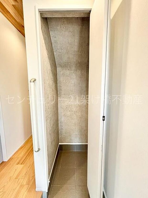 【土間収納】土汚れの気になるアウトドア用品なども収納可能です♪