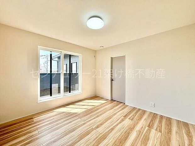 【2階　洋室　8.0帖】別角度南向き2面採光で明るい洋室です。