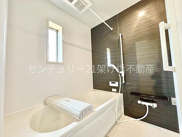【浴室】浴室乾燥暖房機付きです。雨の日の洗濯物の乾燥やヒートショック対策としてもお使い頂けます。