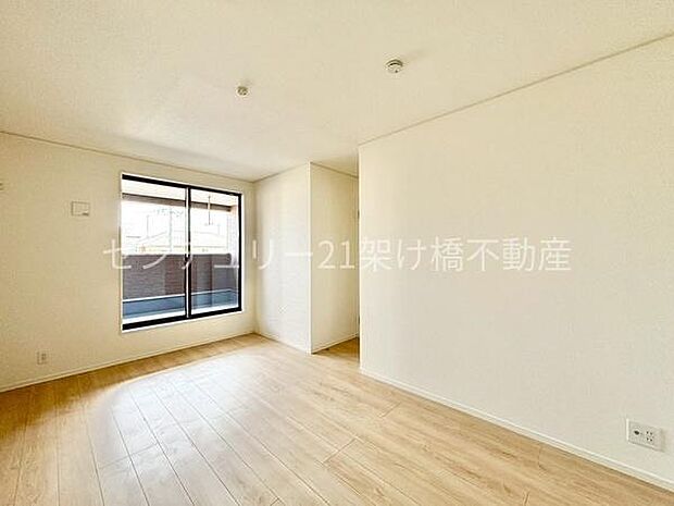 【バルコニー側洋室6帖】全居室2面採光&クローゼット完備◎