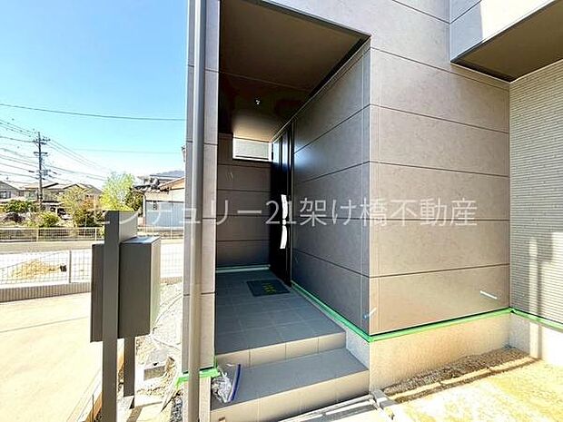 【玄関】屋根付きで雨の日にも安心です◎