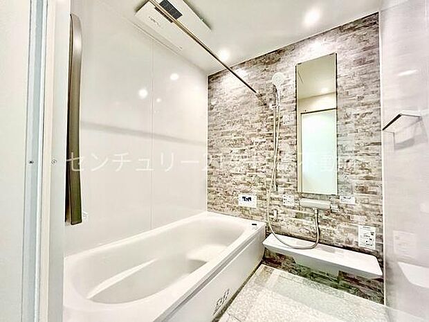 【浴室】浴室乾燥暖房機付きです。雨の日の洗濯物の乾燥やヒートショック対策としてもお使い頂けます。