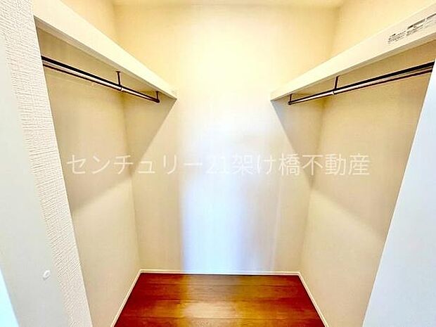 【洋室7帖 ウォークインクローゼット】広々したウォークインクローゼットは上部が棚になっているので寝具などの収納にも便利です♪