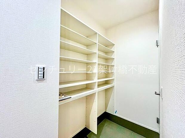 【シューズインクローゼット】広々としたシューズインクローゼットはご家族のお履き物をたっぷり収納できます◎