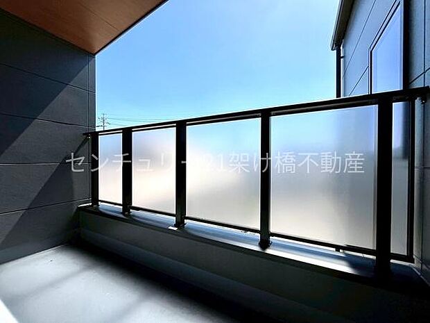 【バルコニー】奥行きのあるバルコニーは上部屋根になっているので突然の雨にも安心です◎