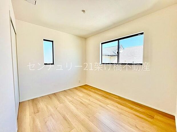 【洋室 5.5帖】2面採光の洋室は暖かく過ごしやすい空間◎