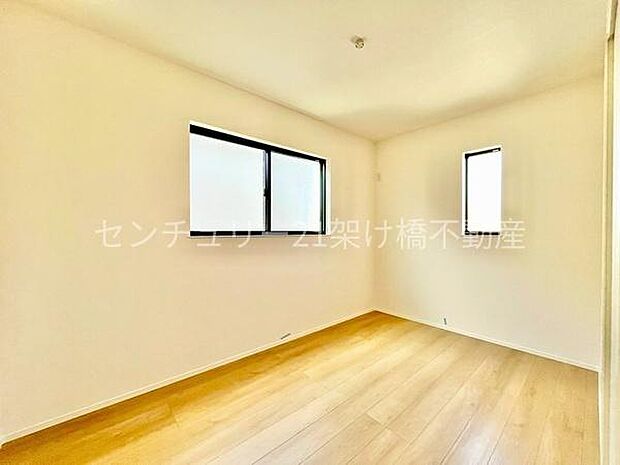 【洋室 5帖】木の温かみが感じられる洋室は子供部屋にもおすすめです♪