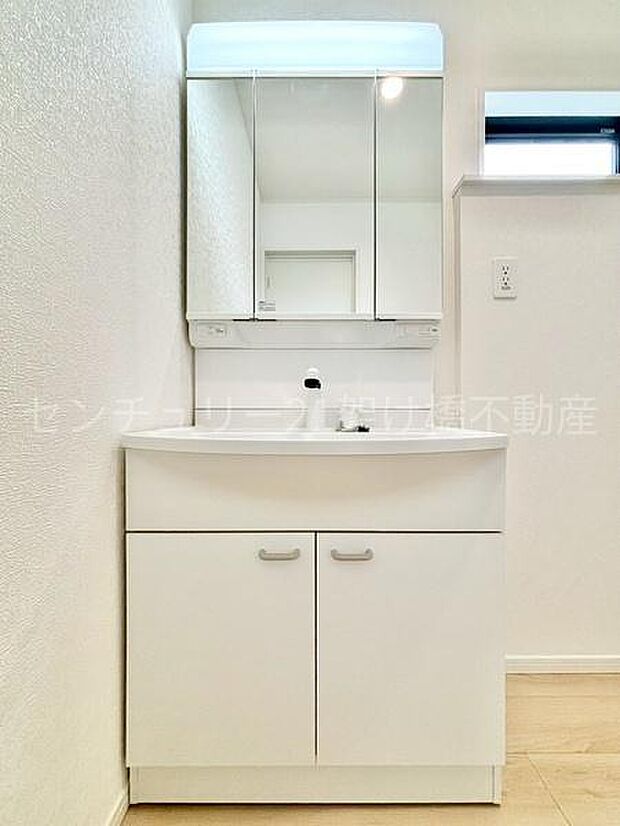 【洗面所】独立洗面台となっております。ストックなどを収納するのに便利な収納あり◎