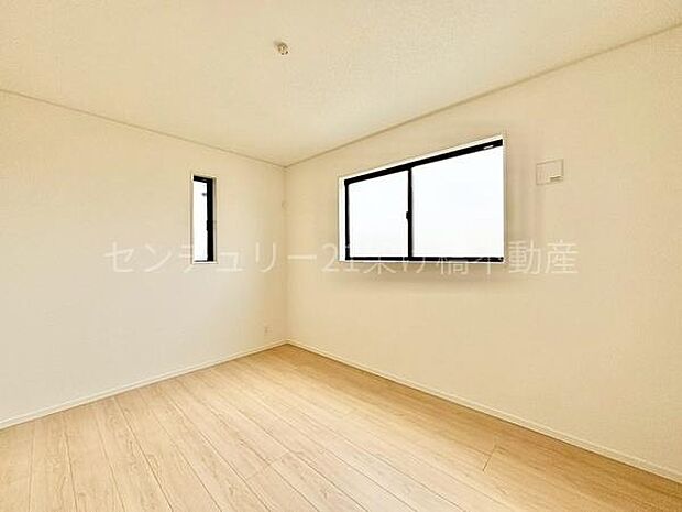 【2階 北東側洋室 6.5帖】洋室2面採光で明るい洋室です♪