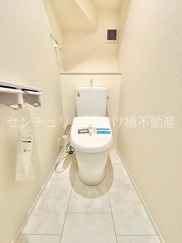 1階 トイレ温水洗浄便座で快適にお使いいただけます。
